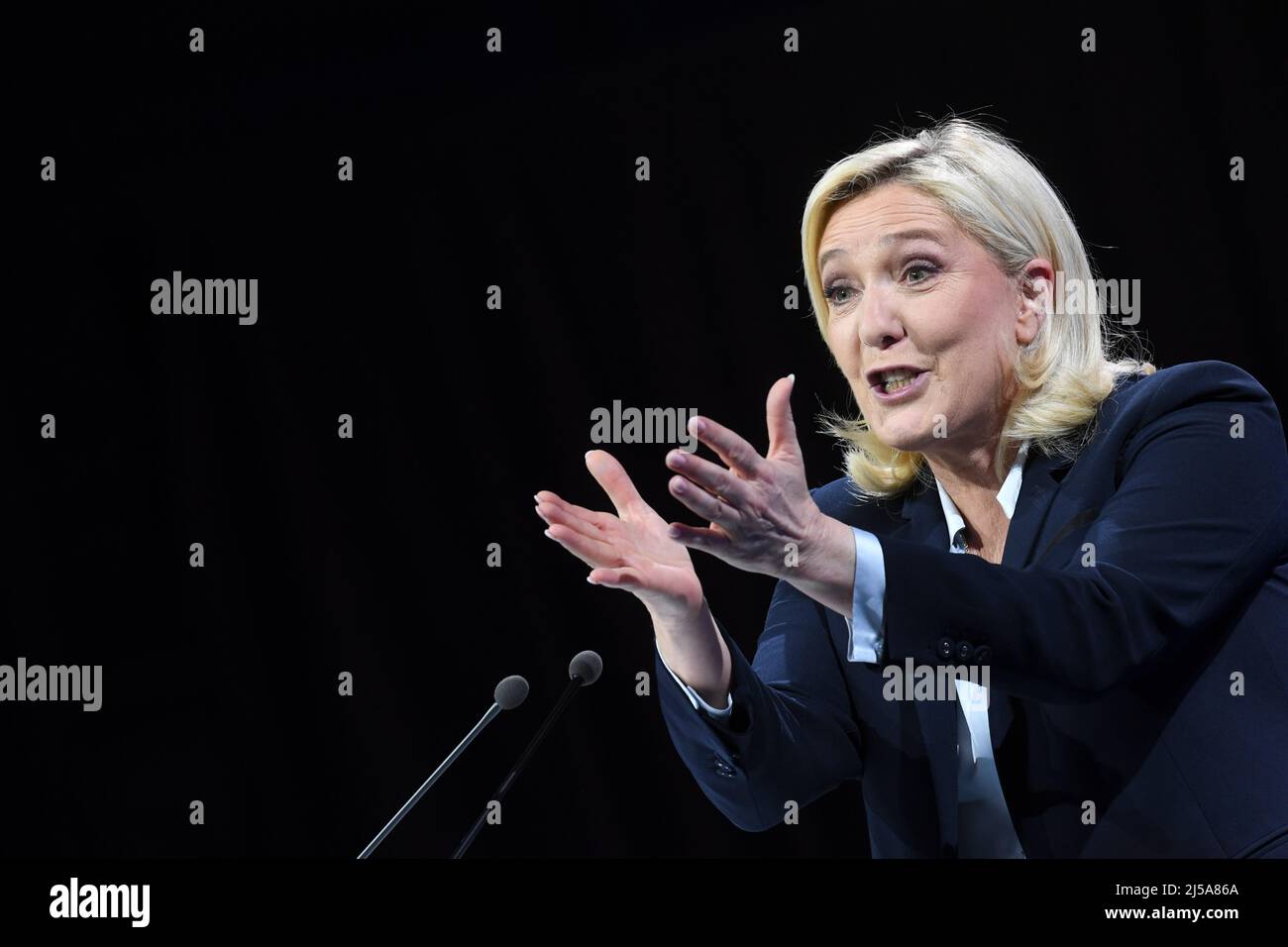 Arras, France. 21st Apr, 2022. France, ARRAS, 2022-04-21. LAST MARINE LE PEN CAMPAIGN MEETING IN ARRAS,  France, ARRAS, 2022-04-21. DERNIER MEETING DE CAMPAGNE DE MARINE LE PEN A ARRAS. Credit: francois pauletto/Alamy Live News Stock Photo