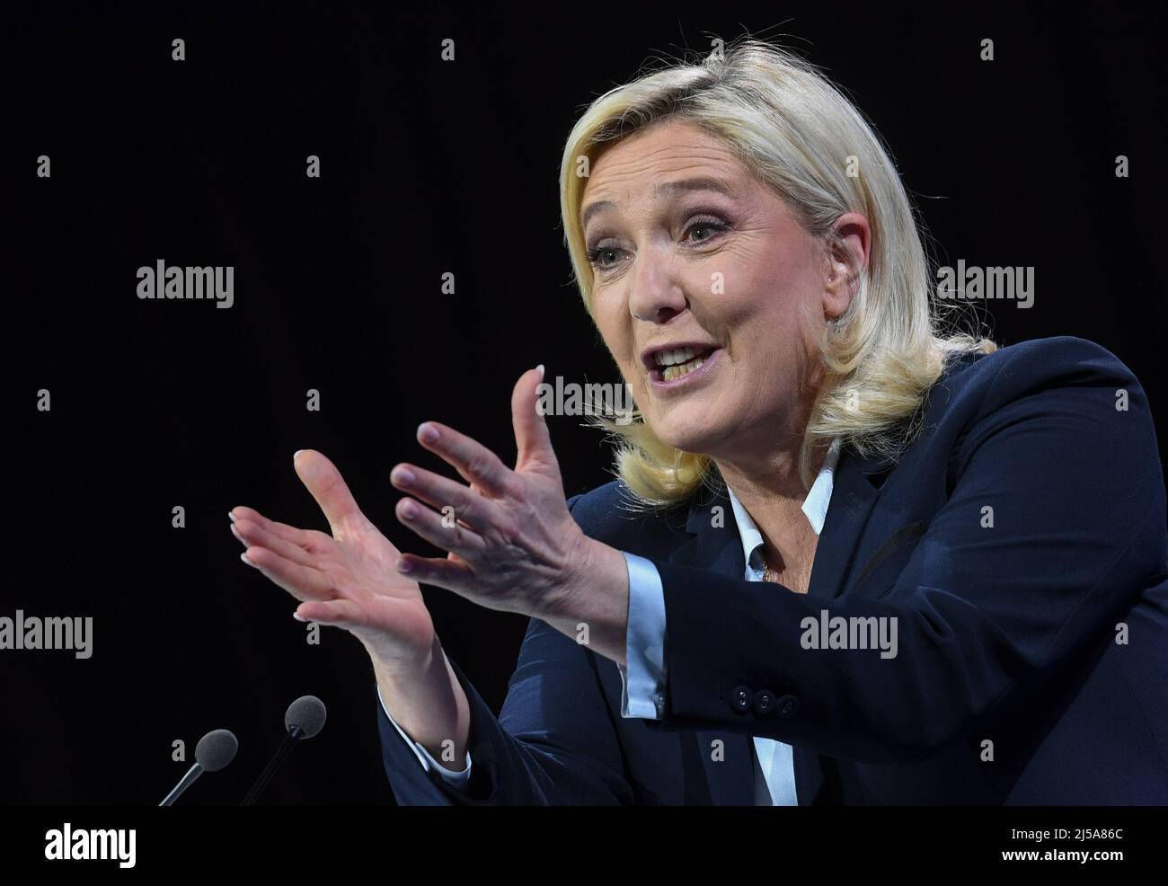 Arras, France. 21st Apr, 2022. France, ARRAS, 2022-04-21. LAST MARINE LE PEN CAMPAIGN MEETING IN ARRAS,  France, ARRAS, 2022-04-21. DERNIER MEETING DE CAMPAGNE DE MARINE LE PEN A ARRAS. Credit: francois pauletto/Alamy Live News Stock Photo
