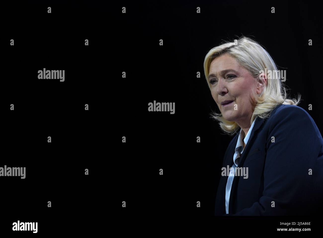 Arras, France. 21st Apr, 2022. France, ARRAS, 2022-04-21. LAST MARINE LE PEN CAMPAIGN MEETING IN ARRAS,  France, ARRAS, 2022-04-21. DERNIER MEETING DE CAMPAGNE DE MARINE LE PEN A ARRAS. Credit: francois pauletto/Alamy Live News Stock Photo