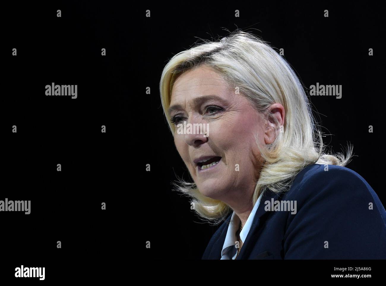 Arras, France. 21st Apr, 2022. France, ARRAS, 2022-04-21. LAST MARINE LE PEN CAMPAIGN MEETING IN ARRAS,  France, ARRAS, 2022-04-21. DERNIER MEETING DE CAMPAGNE DE MARINE LE PEN A ARRAS. Credit: francois pauletto/Alamy Live News Stock Photo