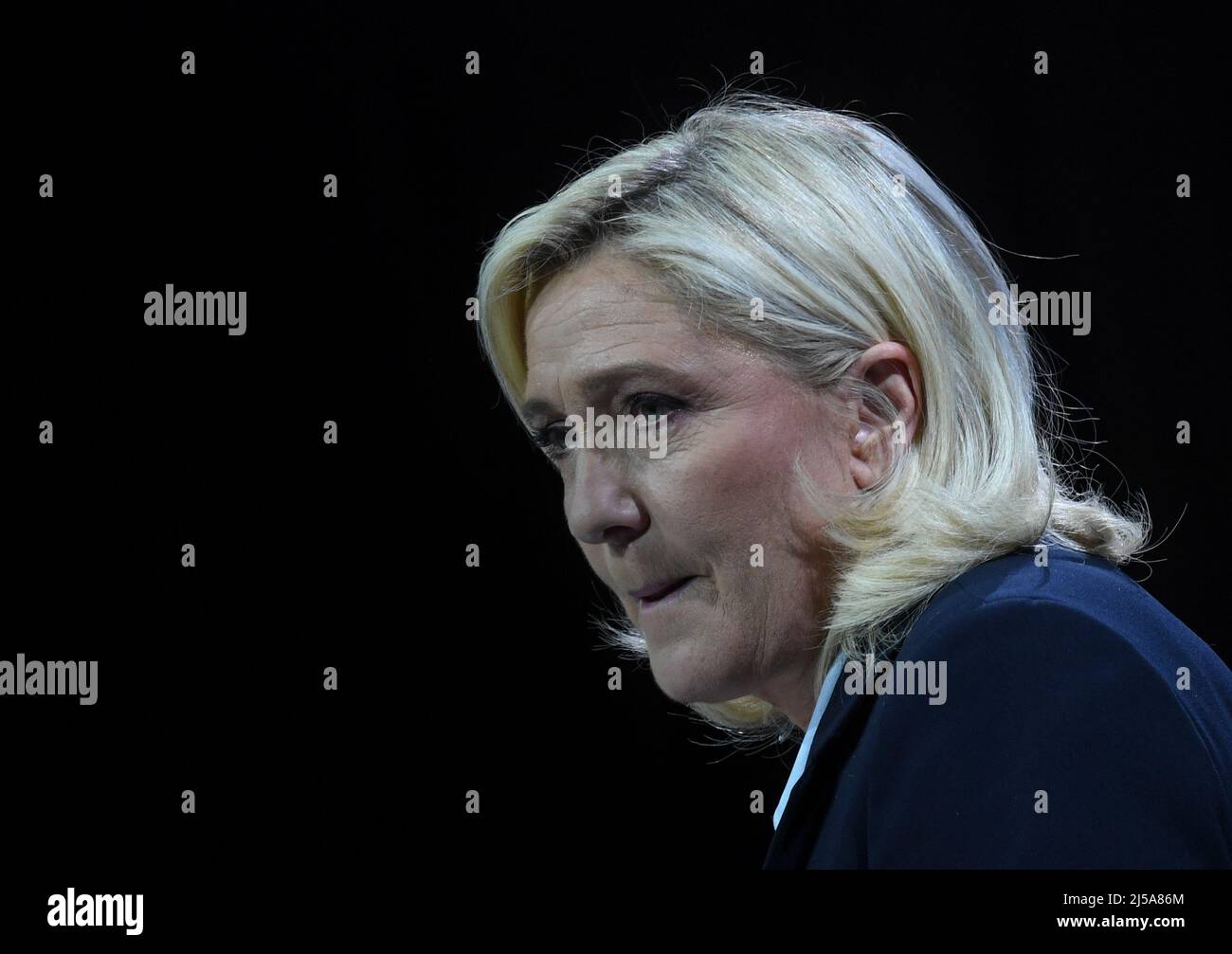 Arras, France. 21st Apr, 2022. France, ARRAS, 2022-04-21. LAST MARINE LE PEN CAMPAIGN MEETING IN ARRAS,  France, ARRAS, 2022-04-21. DERNIER MEETING DE CAMPAGNE DE MARINE LE PEN A ARRAS. Credit: francois pauletto/Alamy Live News Stock Photo