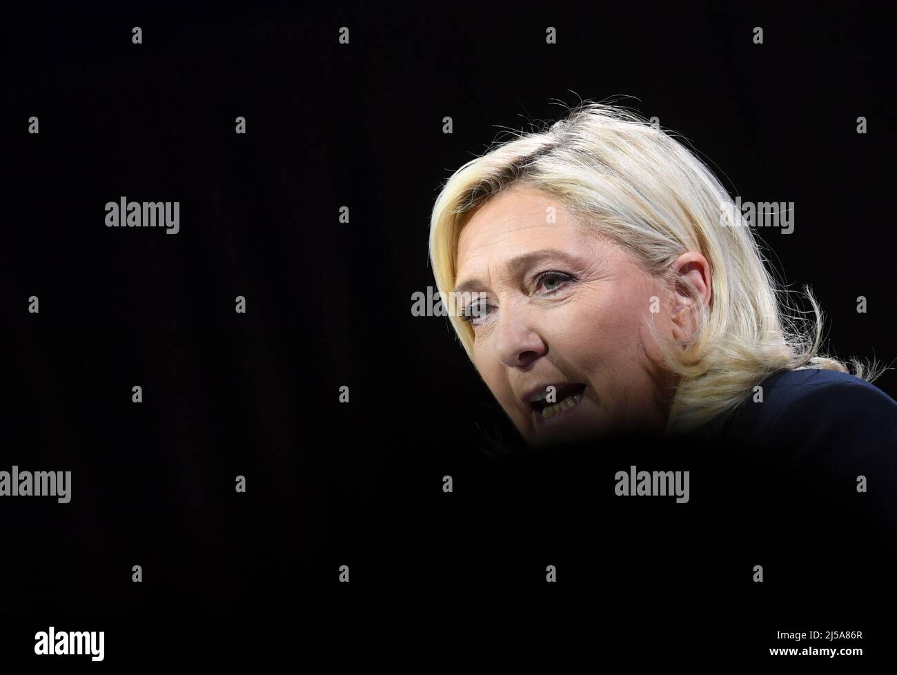 Arras, France. 21st Apr, 2022. France, ARRAS, 2022-04-21. LAST MARINE LE PEN CAMPAIGN MEETING IN ARRAS,  France, ARRAS, 2022-04-21. DERNIER MEETING DE CAMPAGNE DE MARINE LE PEN A ARRAS. Credit: francois pauletto/Alamy Live News Stock Photo