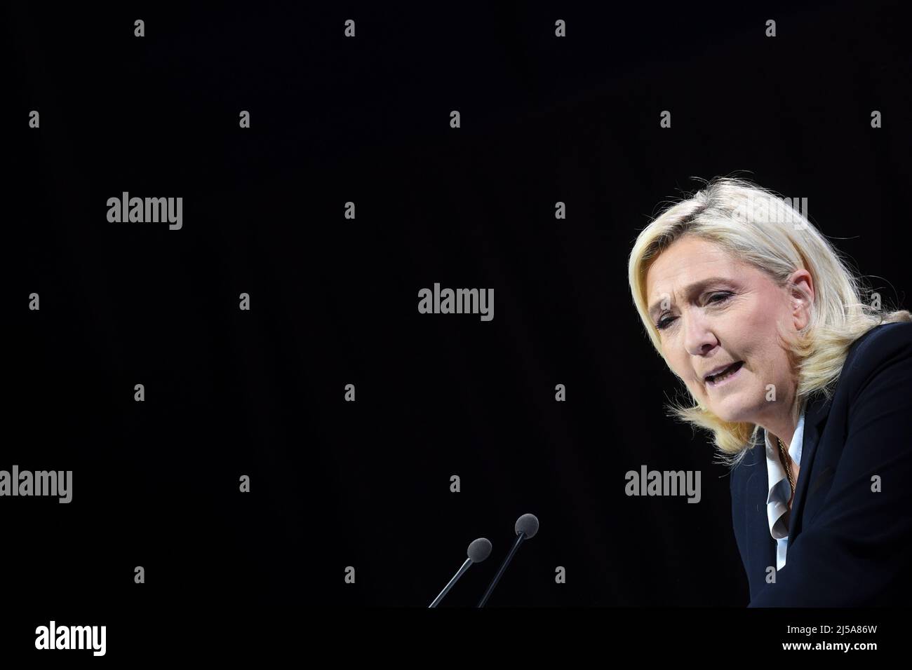Arras, France. 21st Apr, 2022. France, ARRAS, 2022-04-21. LAST MARINE LE PEN CAMPAIGN MEETING IN ARRAS,  France, ARRAS, 2022-04-21. DERNIER MEETING DE CAMPAGNE DE MARINE LE PEN A ARRAS. Credit: francois pauletto/Alamy Live News Stock Photo