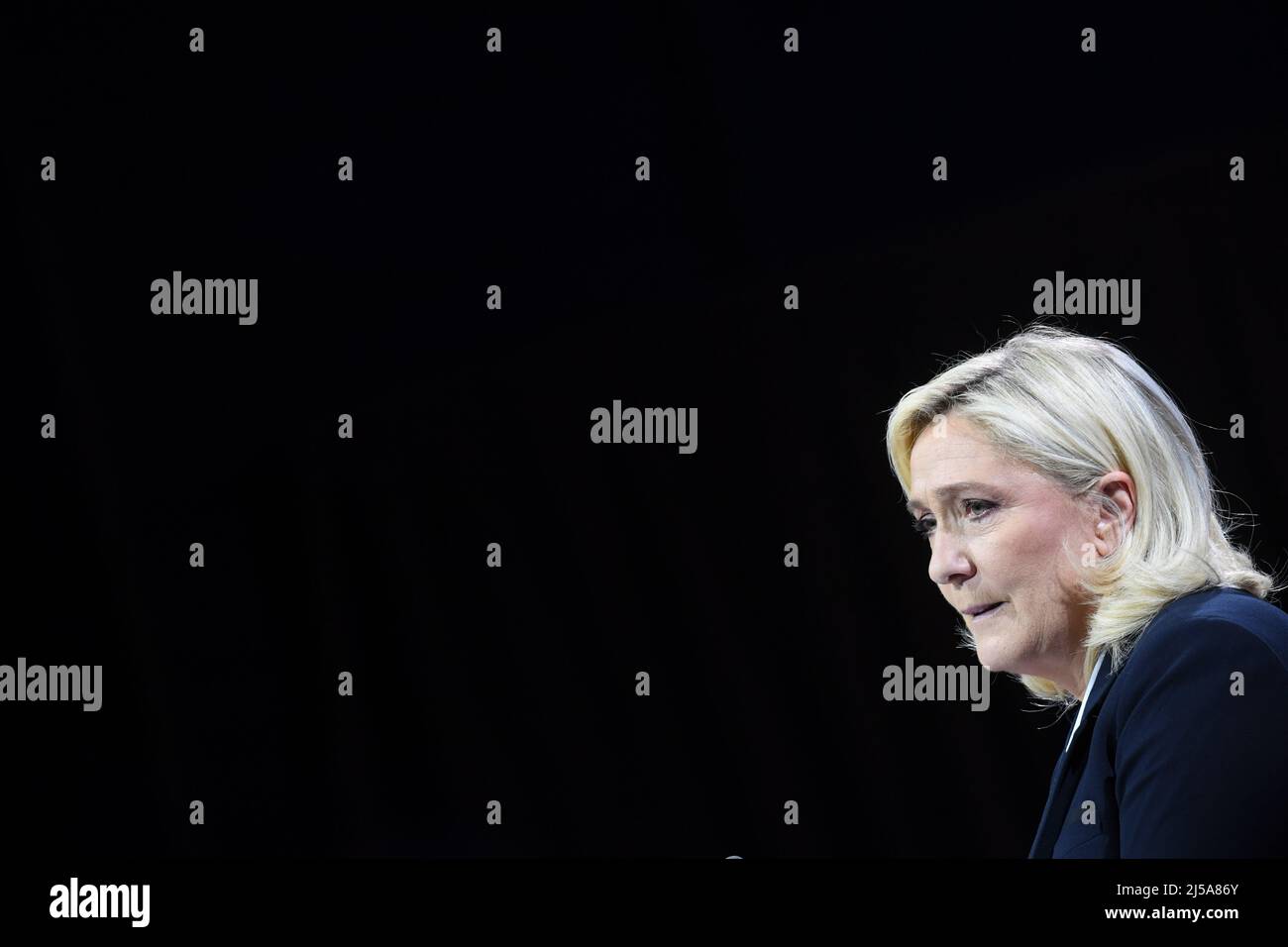 Arras, France. 21st Apr, 2022. France, ARRAS, 2022-04-21. LAST MARINE LE PEN CAMPAIGN MEETING IN ARRAS,  France, ARRAS, 2022-04-21. DERNIER MEETING DE CAMPAGNE DE MARINE LE PEN A ARRAS. Credit: francois pauletto/Alamy Live News Stock Photo