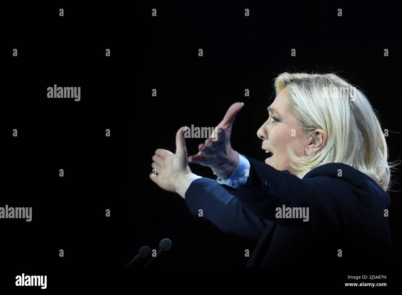 Arras, France. 21st Apr, 2022. France, ARRAS, 2022-04-21. LAST MARINE LE PEN CAMPAIGN MEETING IN ARRAS,  France, ARRAS, 2022-04-21. DERNIER MEETING DE CAMPAGNE DE MARINE LE PEN A ARRAS. Credit: francois pauletto/Alamy Live News Stock Photo