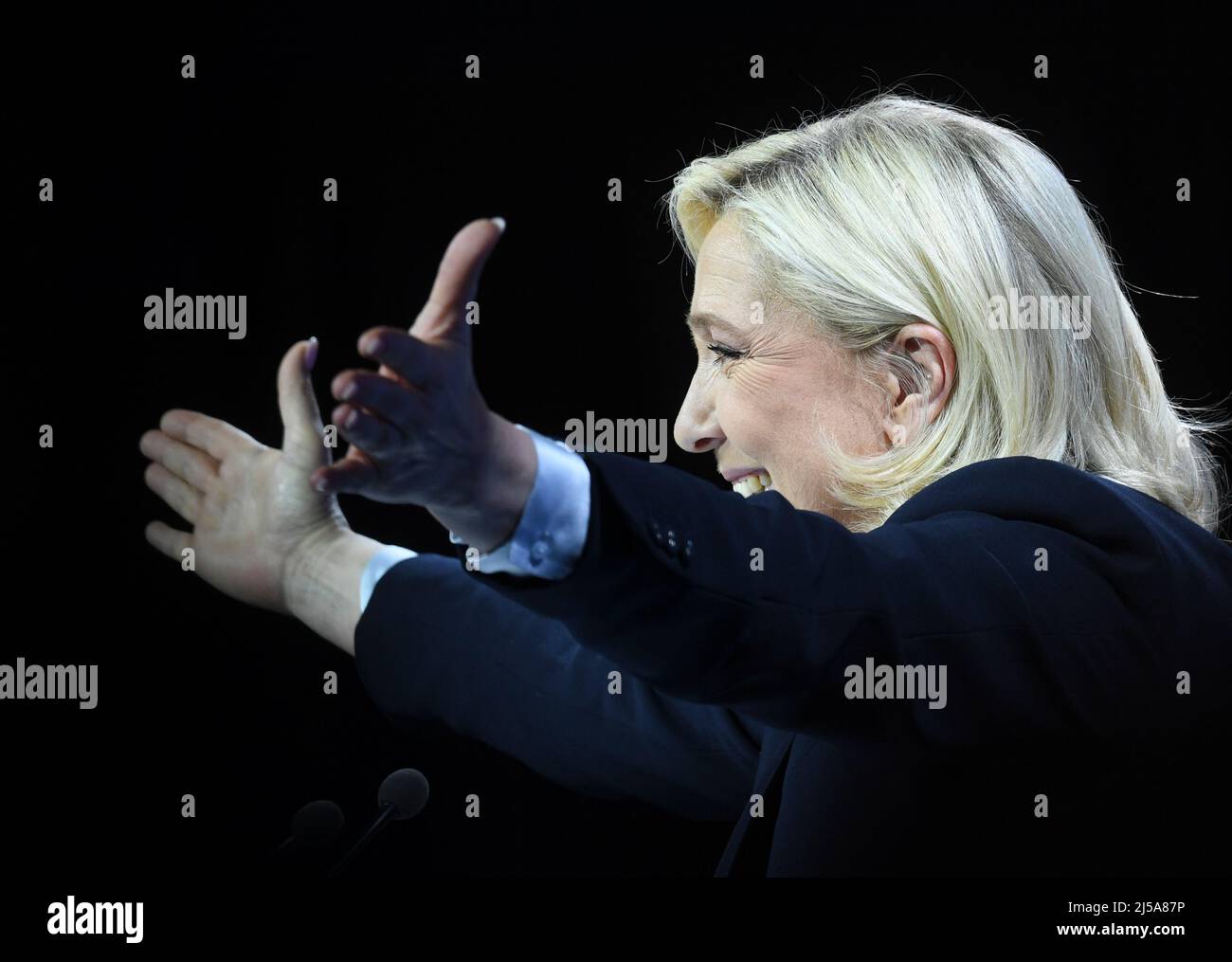 Arras, France. 21st Apr, 2022. France, ARRAS, 2022-04-21. LAST MARINE LE PEN CAMPAIGN MEETING IN ARRAS,  France, ARRAS, 2022-04-21. DERNIER MEETING DE CAMPAGNE DE MARINE LE PEN A ARRAS. Credit: francois pauletto/Alamy Live News Stock Photo