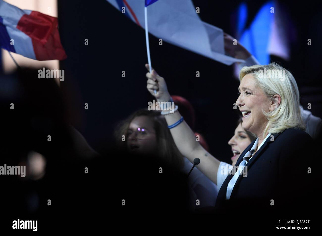 Arras, France. 21st Apr, 2022. France, ARRAS, 2022-04-21. LAST MARINE LE PEN CAMPAIGN MEETING IN ARRAS,  France, ARRAS, 2022-04-21. DERNIER MEETING DE CAMPAGNE DE MARINE LE PEN A ARRAS. Credit: francois pauletto/Alamy Live News Stock Photo