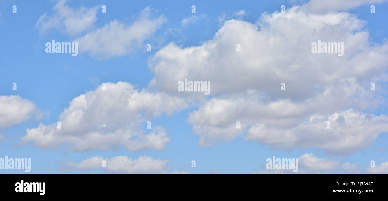 Formaciones de nubes en el cielo azul Stock Photo