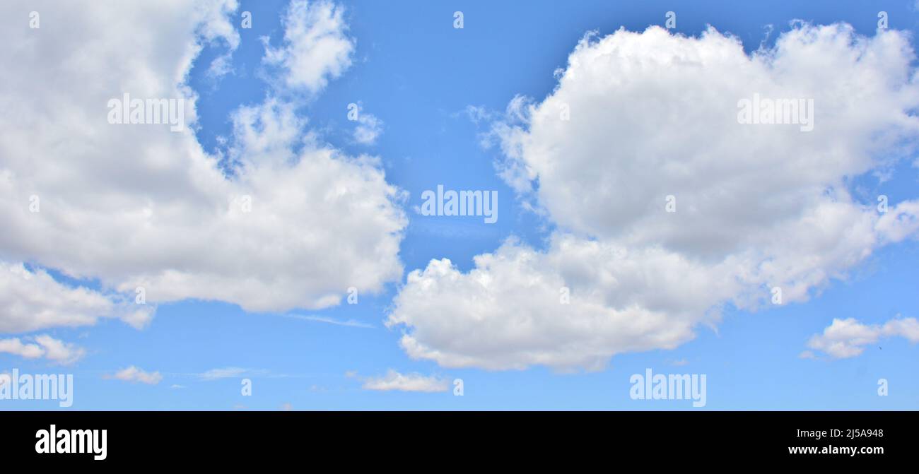 Formaciones de nubes en el cielo azul Stock Photo
