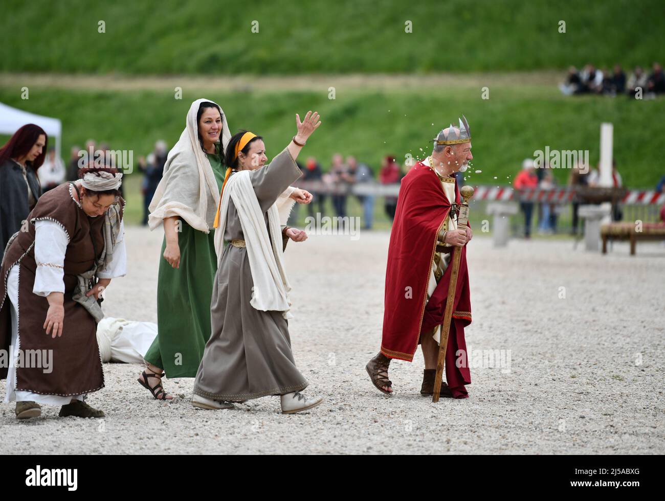 Rome, Italy. 21st Apr, 2022. Performers re-enact the birth of Rome to mark the city's birthday at the Circus Maximus in Rome, capital of Italy, on April 21, 2022. According to legend, Rome was founded on April 21, 753 B.C. Credit: Jin Mamengni/Xinhua/Alamy Live News Stock Photo