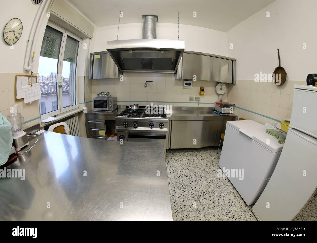 Extractor de humos en una cocina industrial Fotografía de stock - Alamy