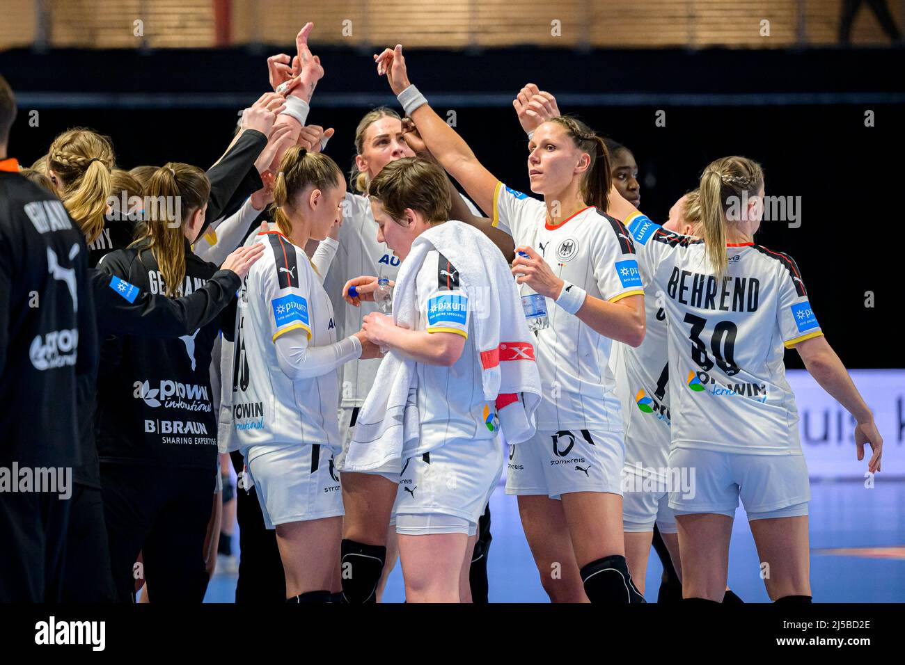 Almere, Netherlands. 21st Apr, 2022. Handball, Women, EHF Euro 2022, Qualification, Greece - Germany: The German team cheers. Credit: Marco Wolf/wolf-sportfoto/dpa/Alamy Live News Stock Photo