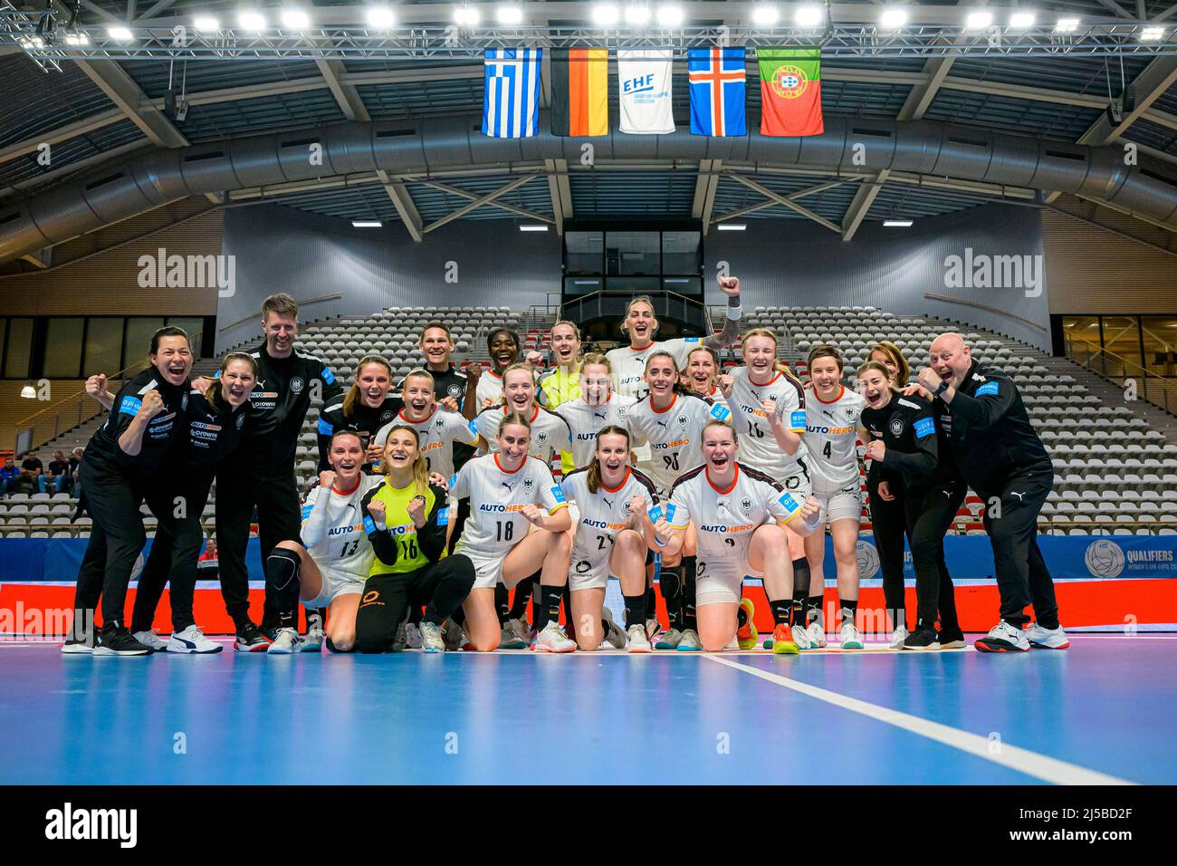 Almere, Netherlands. 21st Apr, 2022. Handball, Women, EHF Euro EM 2022, Qualification, Greece - Germany: The team of Germany cheers after the end of the match Credit: Marco Wolf/wolf-sportfoto/dpa/Alamy Live News Stock Photo