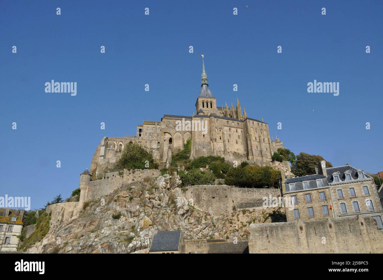 Le Mont-Saint-Michel : merveille architecturale entre ciel et mer