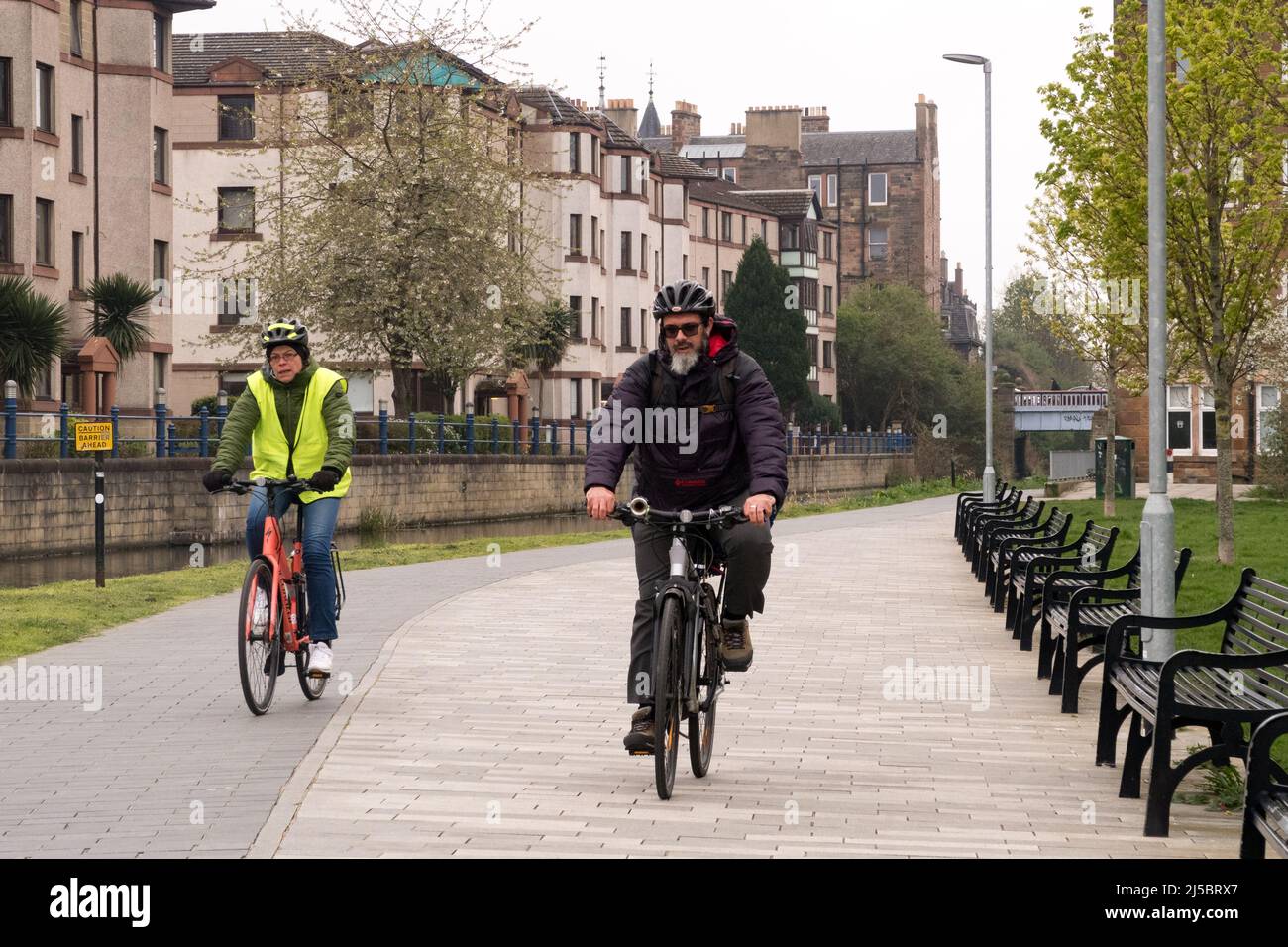 People cycling along the Union Canal in Edinburgh Stock Photo