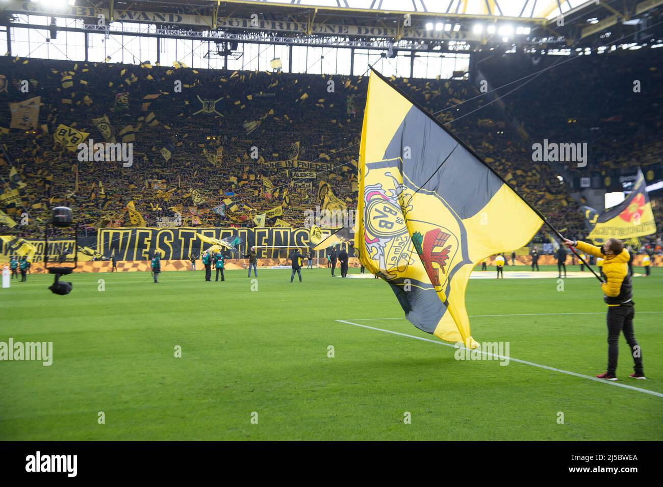 Fans on the Dortmunder Suedtribuene, choreography, yellow wall, flag  wavers, soccer 1st Bundesliga, 28th matchday, Borussia Dortmund (DO) - RB  Leipzig (L) 1: 4, on April 2nd, 2022 in Dortmund/Germany. #DFL regulations