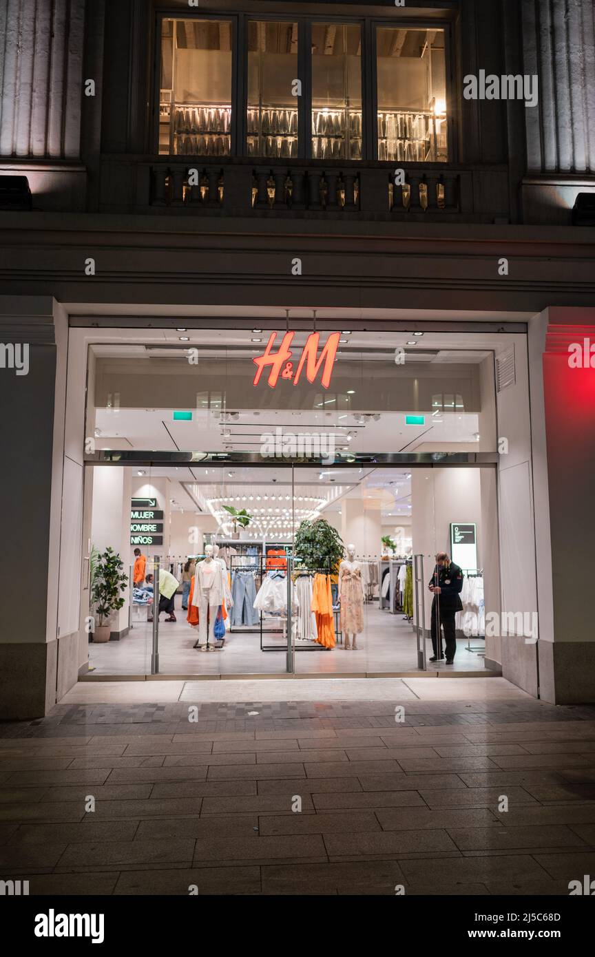 Clothes store h&m hi-res stock photography and images - Page 6 - Alamy