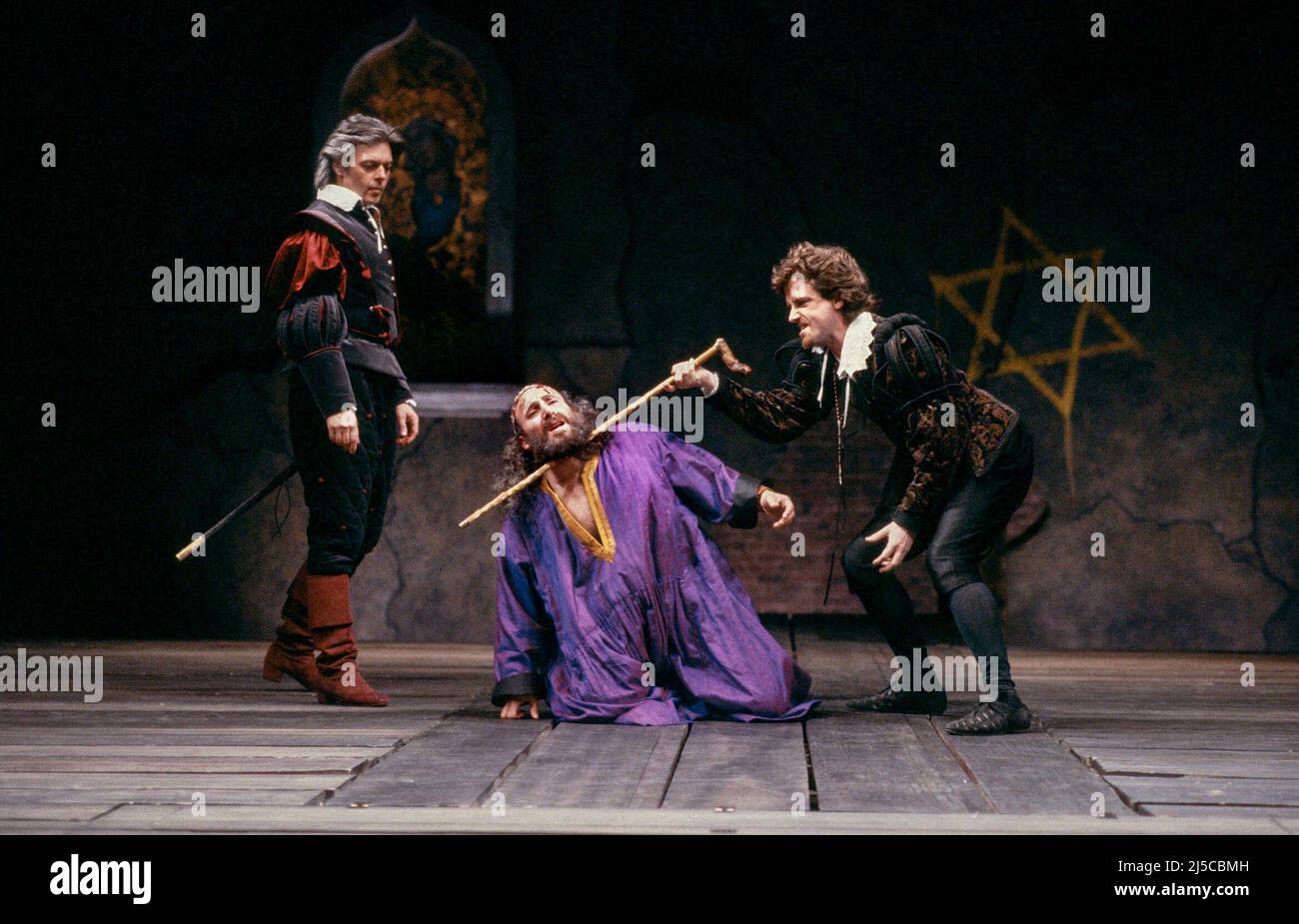 l-r: Michael Cadman (Salerio), Antony Sher (Shylock), Gregory Doran (Solanio) in THE MERCHANT OF VENICE by Shakespeare at the Royal Shakespeare Company (RSC), Royal Shakespeare Theatre, Stratford-upon-Avon, England  29/04/1987  music: Guy Woolfenden  set design: Kit Surrey  costumes: Andreane Neofitou  lighting: Robert Bryan  director: Bill Alexander Stock Photo