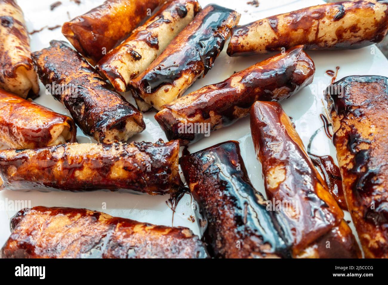Tuoon, a popular Filipino street food of bananas and jack fruit deep fried in spring roll pastry. Stock Photo