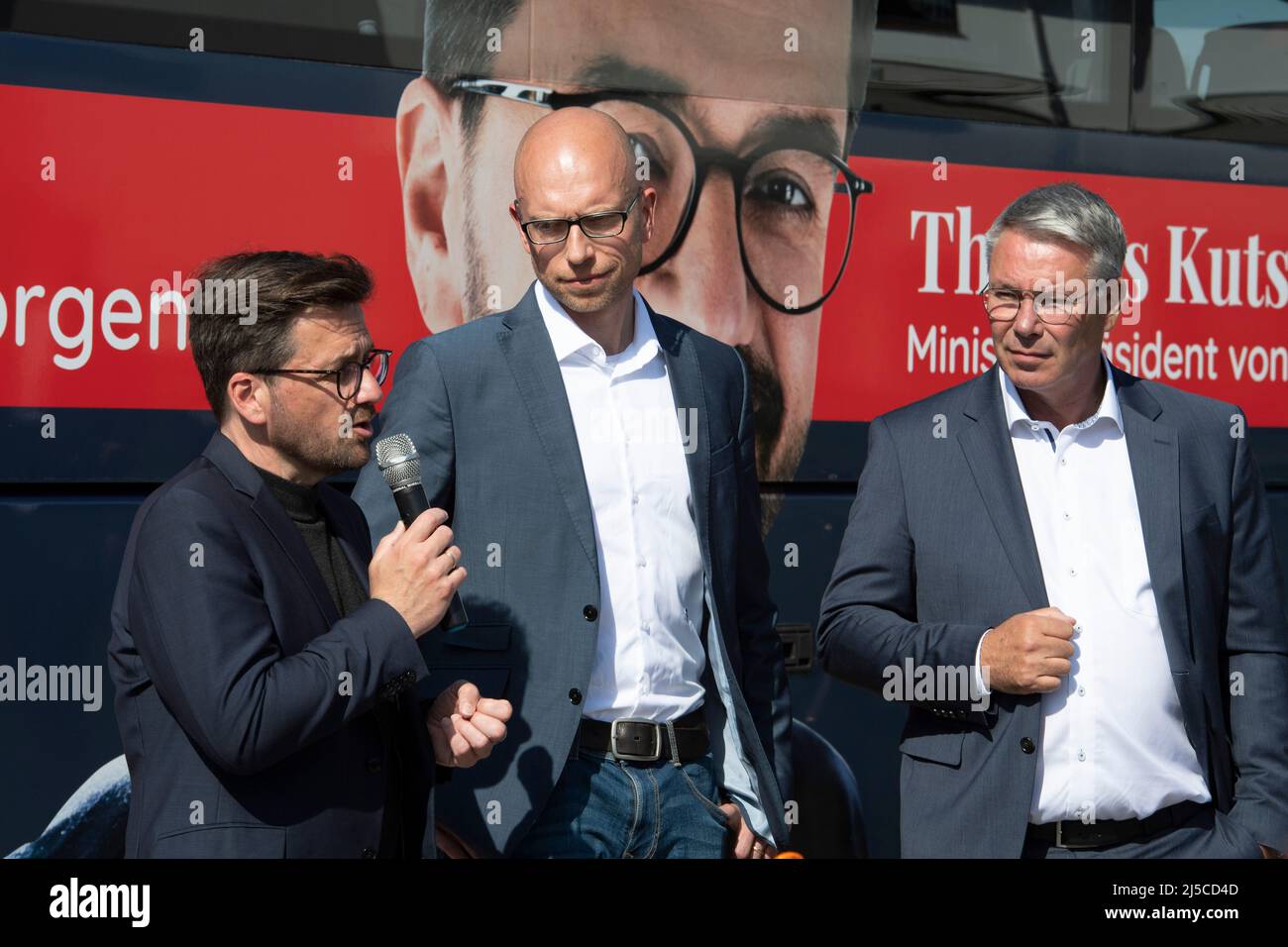 left to right Thomas KUTSCHATY, top candidate of the NRW SPD and chairman of the SPD parliamentary group, and SPD top candidate for the 2022 state elections, the local constituency candidate Christian OBROK, and Christian DAHM, MdL in conversation with citizens, in Kirchlengern/Stift Quernheim on April 20th .2022. Stock Photo