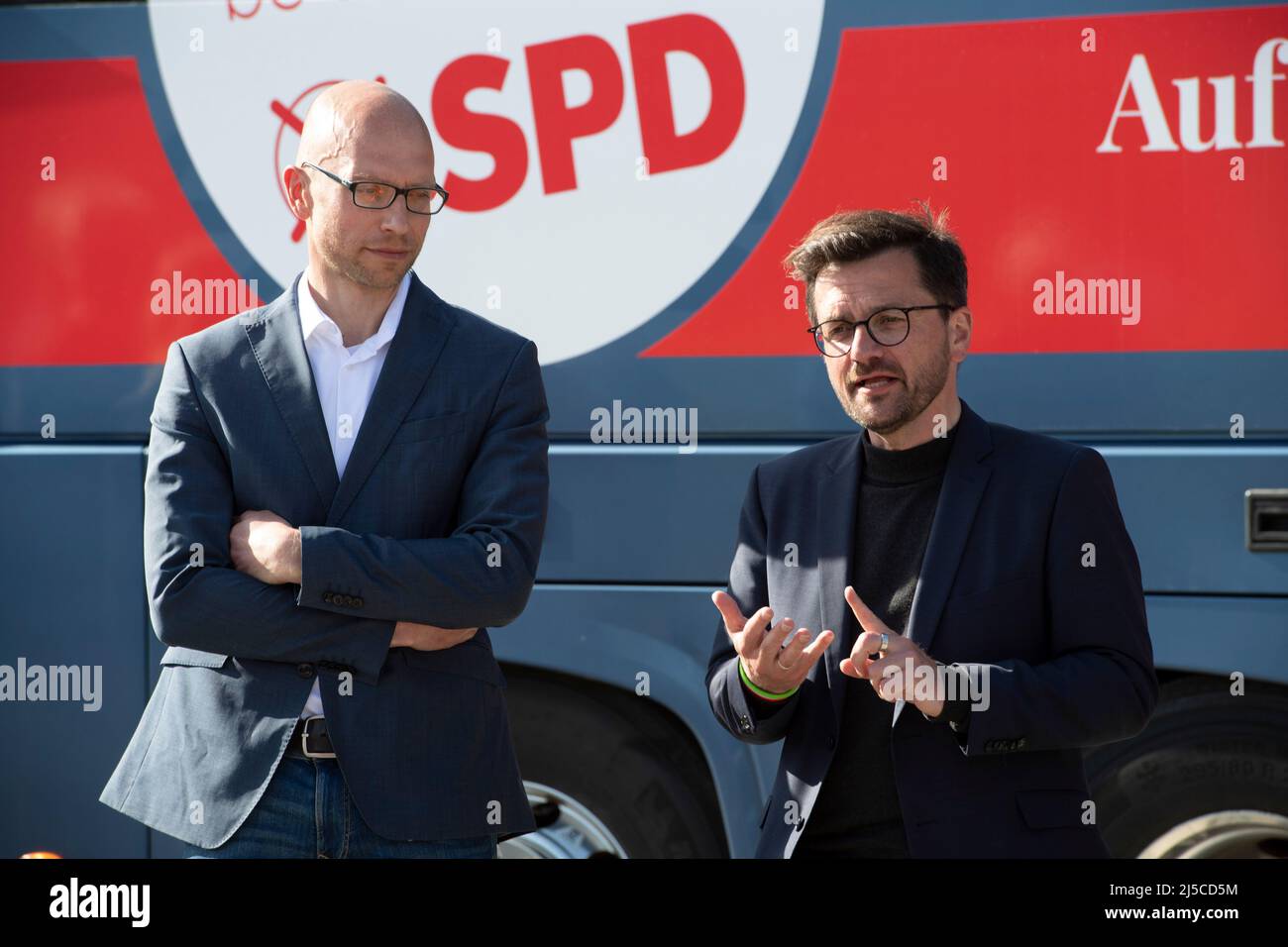 left to right the local constituency candidate Christian OBROK, Thomas KUTSCHATY, top candidate of the NRW SPD and chairman of the SPD state parliamentary group, and SPD top candidate for the state election 2022, , in conversation with citizens, in Kirchlengern/Stift Quernheim on April 20th, 2022. Stock Photo