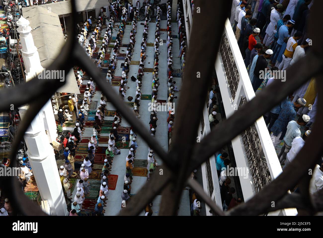 New Delhi, New Delhi, India. 22nd Apr, 2022. Devotees attend the Friday prayers of the Muslim holy fasting month of Ramadan. (Credit Image: © Karma Sonam Bhutia/ZUMA Press Wire) Credit: ZUMA Press, Inc./Alamy Live News Stock Photo