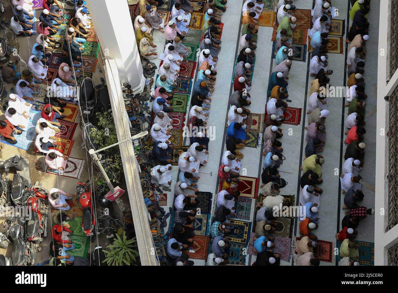 New Delhi, New Delhi, India. 22nd Apr, 2022. Devotees attend the Friday prayers of the Muslim holy fasting month of Ramadan. (Credit Image: © Karma Sonam Bhutia/ZUMA Press Wire) Stock Photo