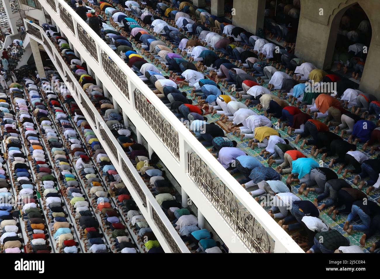 New Delhi, New Delhi, India. 22nd Apr, 2022. Devotees attend the Friday prayers of the Muslim holy fasting month of Ramadan. (Credit Image: © Karma Sonam Bhutia/ZUMA Press Wire) Stock Photo