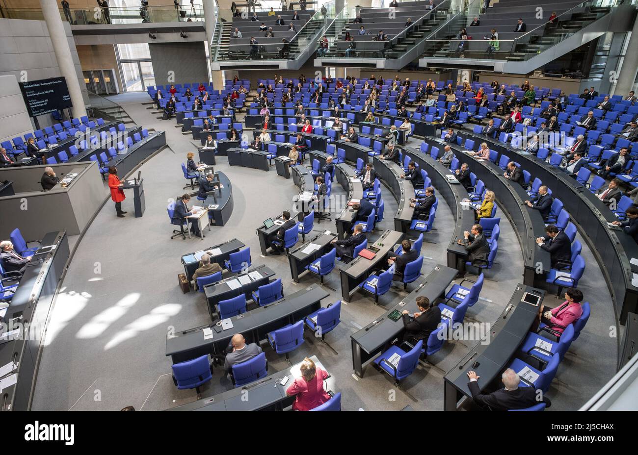 Germany, Berlin, 25.03.2020. Session of the German Bundestag to decide on the historic aid package for citizens and companies in the Corona crisis on 25.03.2020. On the podium: Annalena Baerbock, federal chairwoman of Buendnis 90/die Gruenen. [automated translation] Stock Photo