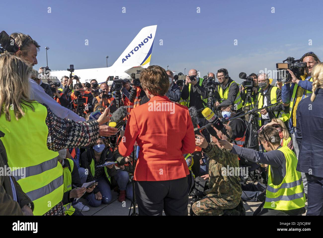 Germany, Berlin, 27.04.2020. Official assistance of the Bundeswehr in the Corona crisis. Bundeswehr transports protective masks from China to Leipzig with Antonov AN-225. Defense Minister Annegret Kramp-Karrenbauer welcomes airlift at Leipzig Airport, April 27, 2020. Center of photo: press statement by Annegret Kramp-Karrenbauer (CDU), Federal Minister of Defense. In the background: Antonov AN-124. [automated translation] Stock Photo