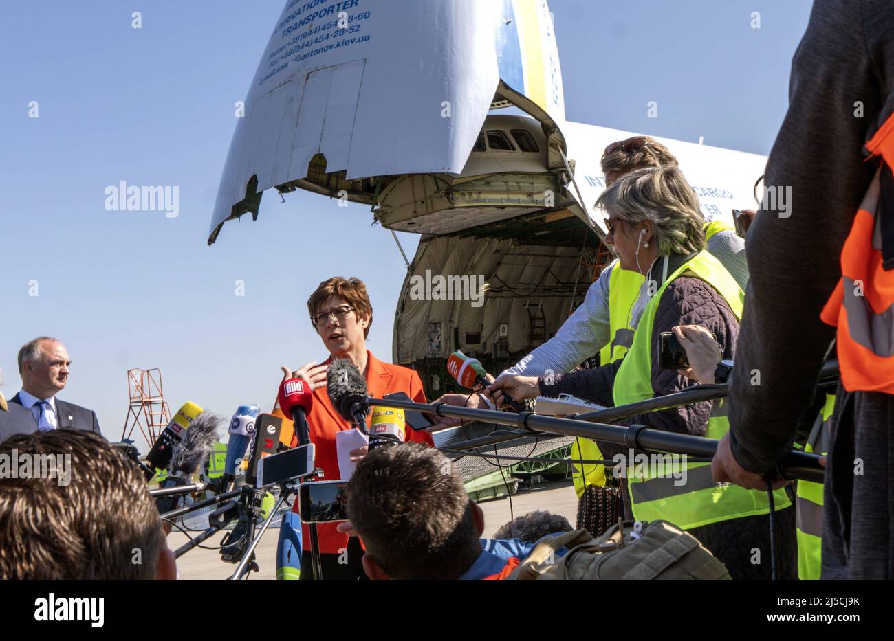 Germany, Berlin, 27.04.2020. Official assistance of the Bundeswehr in the Corona crisis. Bundeswehr transports protective masks from China to Leipzig with Antonov AN-225. Defense Minister Annegret Kramp-Karrenbauer welcomes airlift at Leipzig Airport, April 27, 2020. Center of photo: press statement by Annegret Kramp-Karrenbauer (CDU), Federal Minister of Defense. In the background: Antonov AN-225. [automated translation] Stock Photo