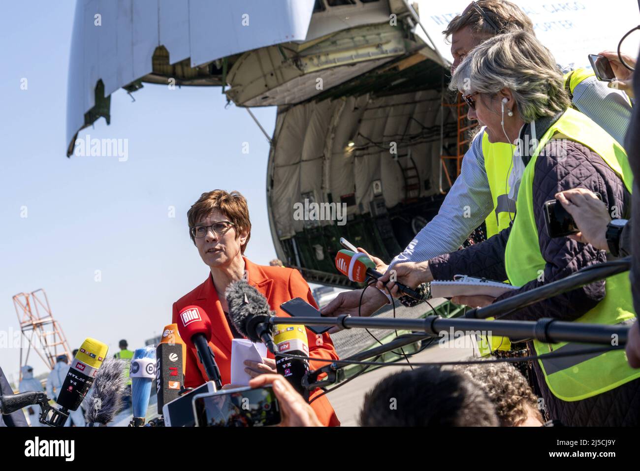 Germany, Berlin, 27.04.2020. Official assistance of the Bundeswehr in the Corona crisis. Bundeswehr transports protective masks from China to Leipzig with Antonov AN-225. Defense Minister Annegret Kramp-Karrenbauer welcomes airlift at Leipzig Airport, April 27, 2020. Center of photo: press statement by Annegret Kramp-Karrenbauer (CDU), Federal Minister of Defense. In the background: Antonov AN-225. [automated translation] Stock Photo
