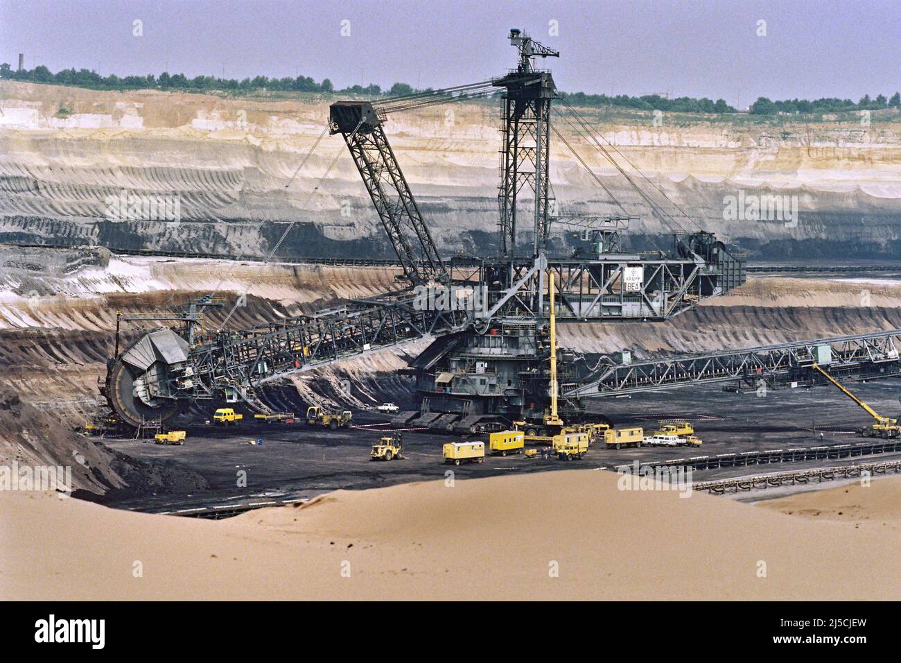 Garzweiler, May 23, 1995 - Rheinbraun lignite excavator in the Garzweiler open pit mine.The Garzweiler open pit mine is a lignite open pit mine operated by RWE Power, until 2003 by RWE Rheinbraun AG, in the Rhenish lignite mining region. [automated translation] Stock Photo