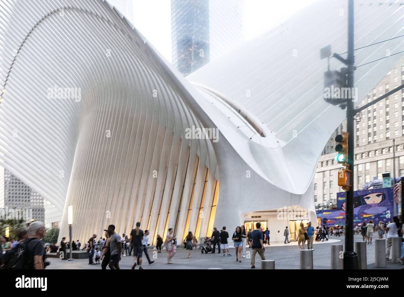 USA, New York, Sept. 11, 2019. Calatrava's Oculus train station in Manhattan on Sept. 11, 2019. Designed by Santiago Calatrava, the World Trade Center 'Oculus NYC' transportation hub is conceived at street level as a freestanding structure located on an axis along the southern edge of the Wedge of Light plaza. [automated translation] Stock Photo