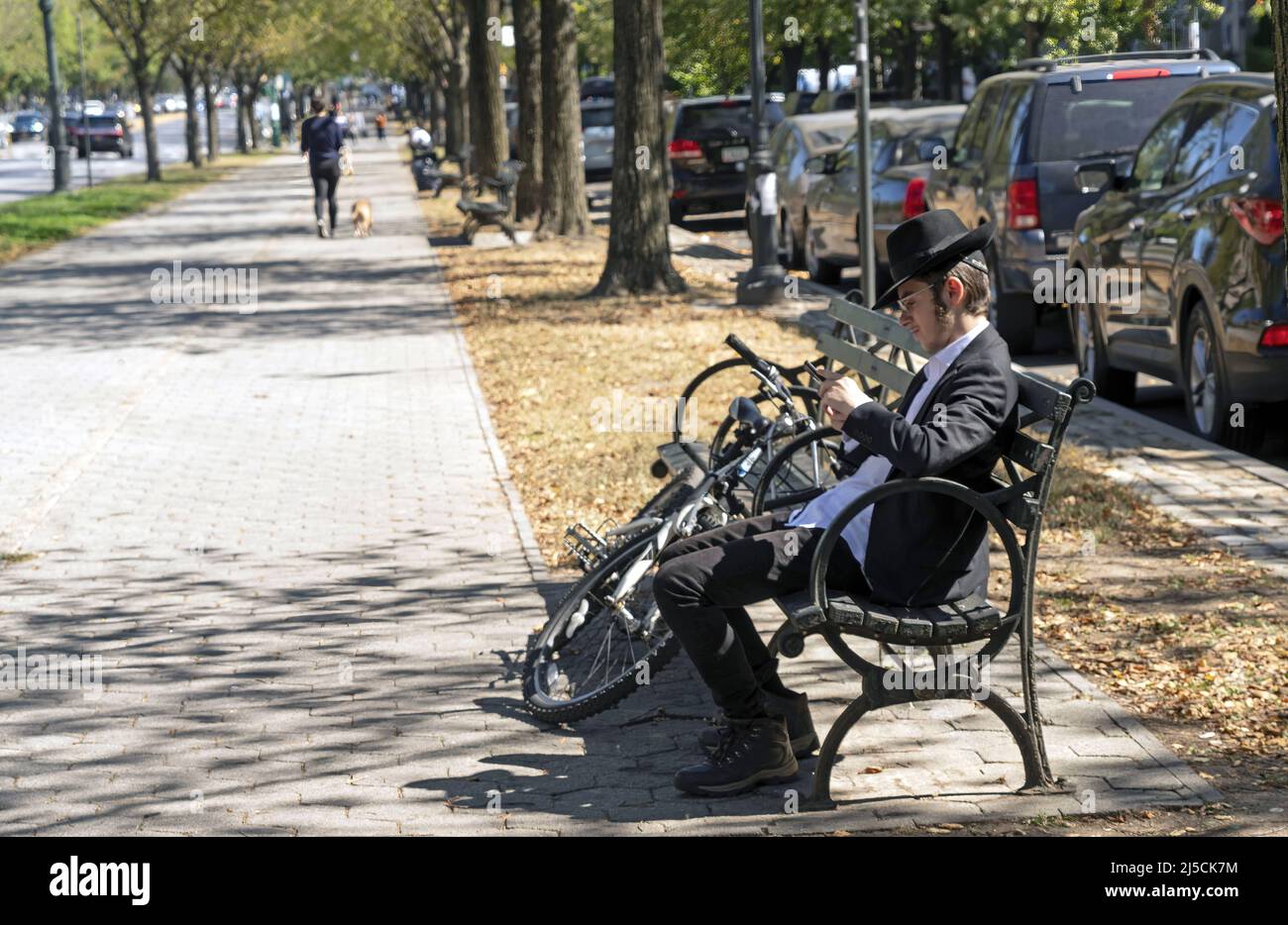 USA, New York, Sept. 29, 2019. Ortodox Jew near the Central Lubavitcher Synagogue in the Crown Heights neighborhood of Brooklyn on Sept. 29, 2019. Lubavitcher Jews are a Hasidic grouping within Orthodox Judaism. [automated translation] Stock Photo