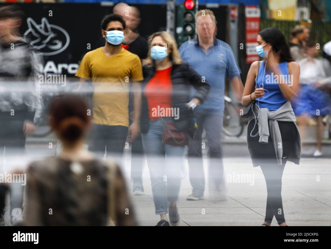 Berlin, DEU, 22.05.2020 - Dense crowd around Alexanderplatz. People with masks. Difficult to keep the distance rule. Do not infect. Germany is slowly opening up again. Shops, cafes, restaurants, shopping centers may now be open again. [automated translation] Stock Photo