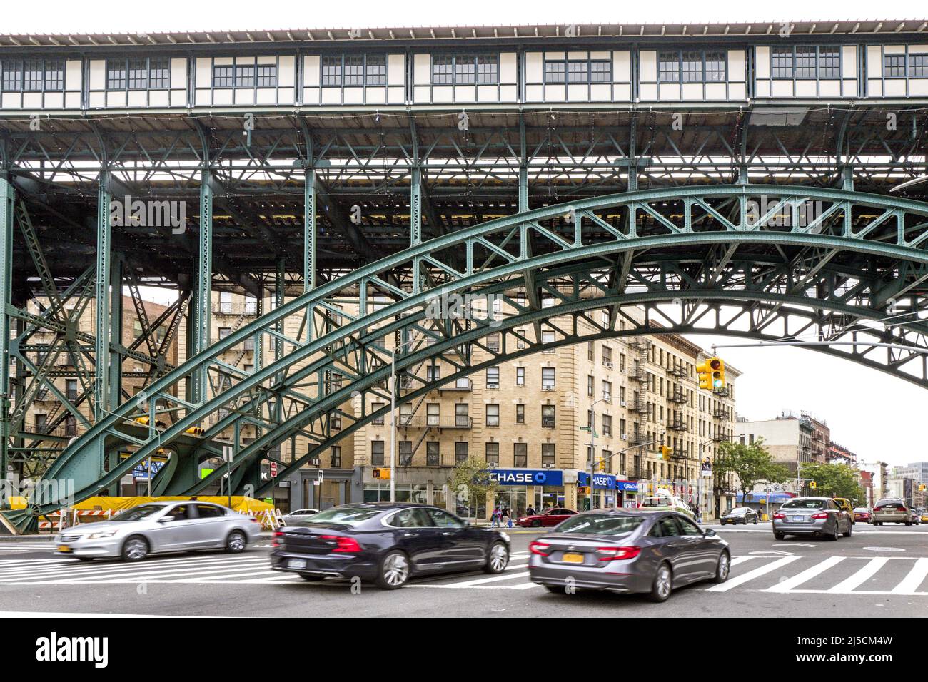 USA, New York, Oct. 06, 2019. elevated train bridge at 125 Street in Harlem on Oct. 06, 2019. [automated translation] Stock Photo