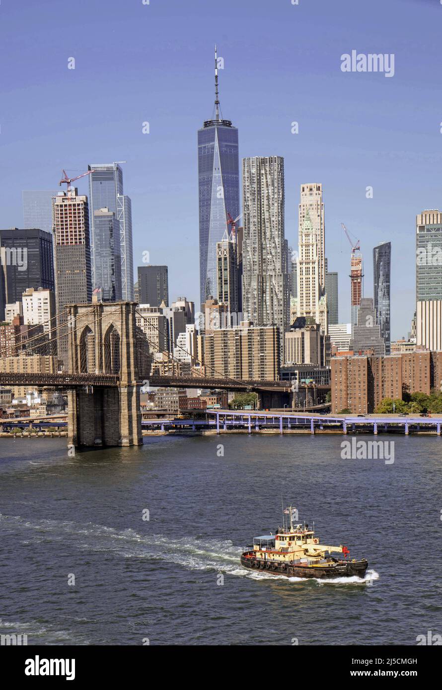 USA, New York, Sept. 19, 2019. the Brooklyn Bridge with the Manhattan skyline in New York on Sept. 19, 2019. in the background: the One World Trade Center. [automated translation] Stock Photo