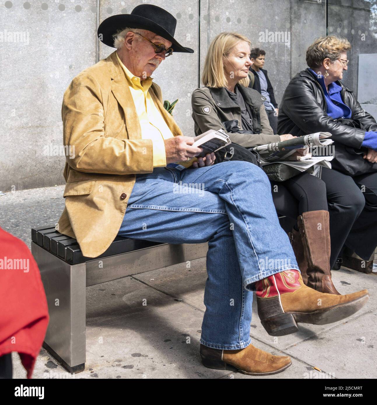 USA, New York, Sept. 23, 2019. man into a bus stop in midtown Manhattan, New York on Sept. 23, 2019. [automated translation] Stock Photo