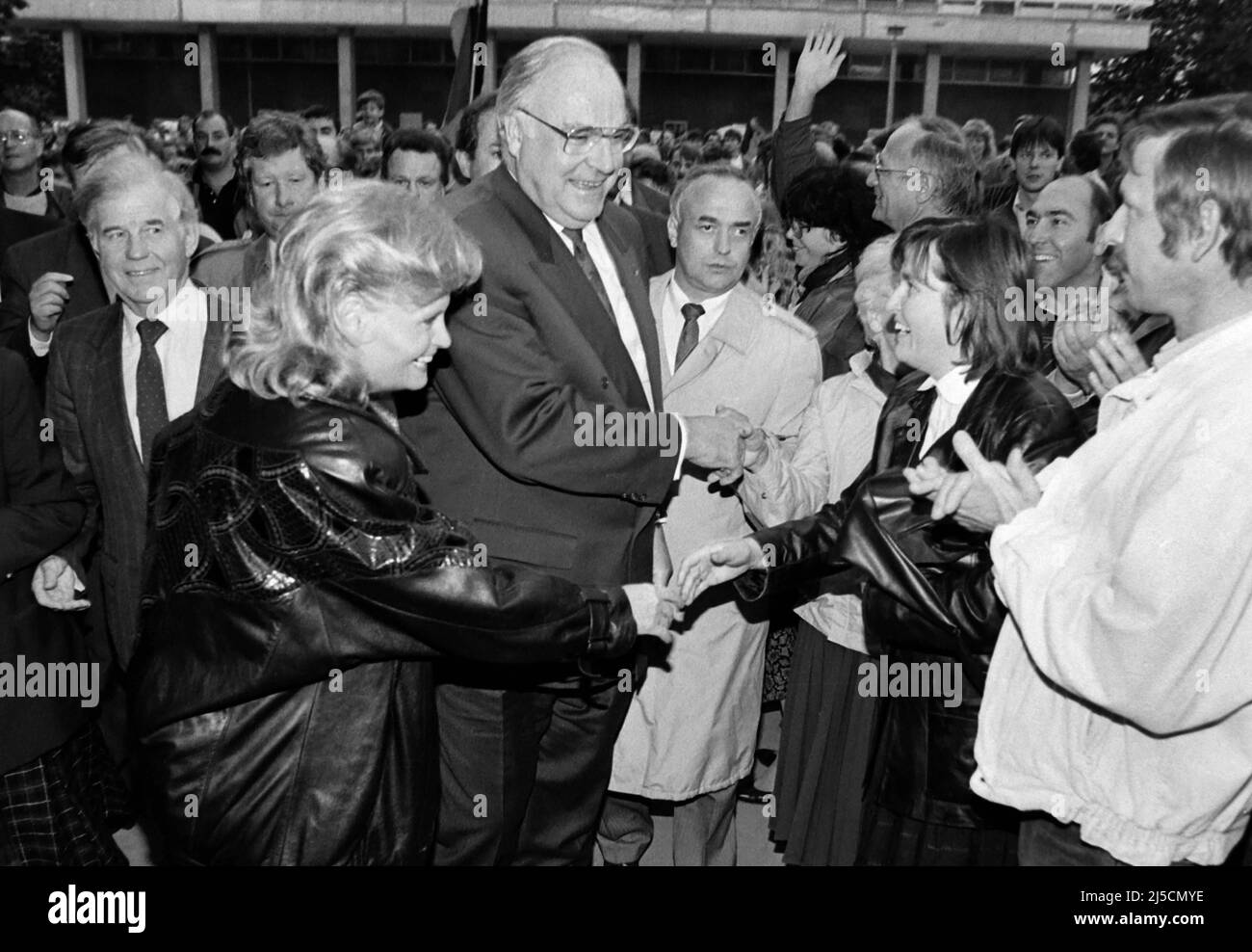 Dresden, DEU, 16.09.1990 - German Chancellor Helmut Kohl and his wife Hannelore greet CDU supporters before the start of a CDU election campaign event in Dresden. [automated translation] Stock Photo