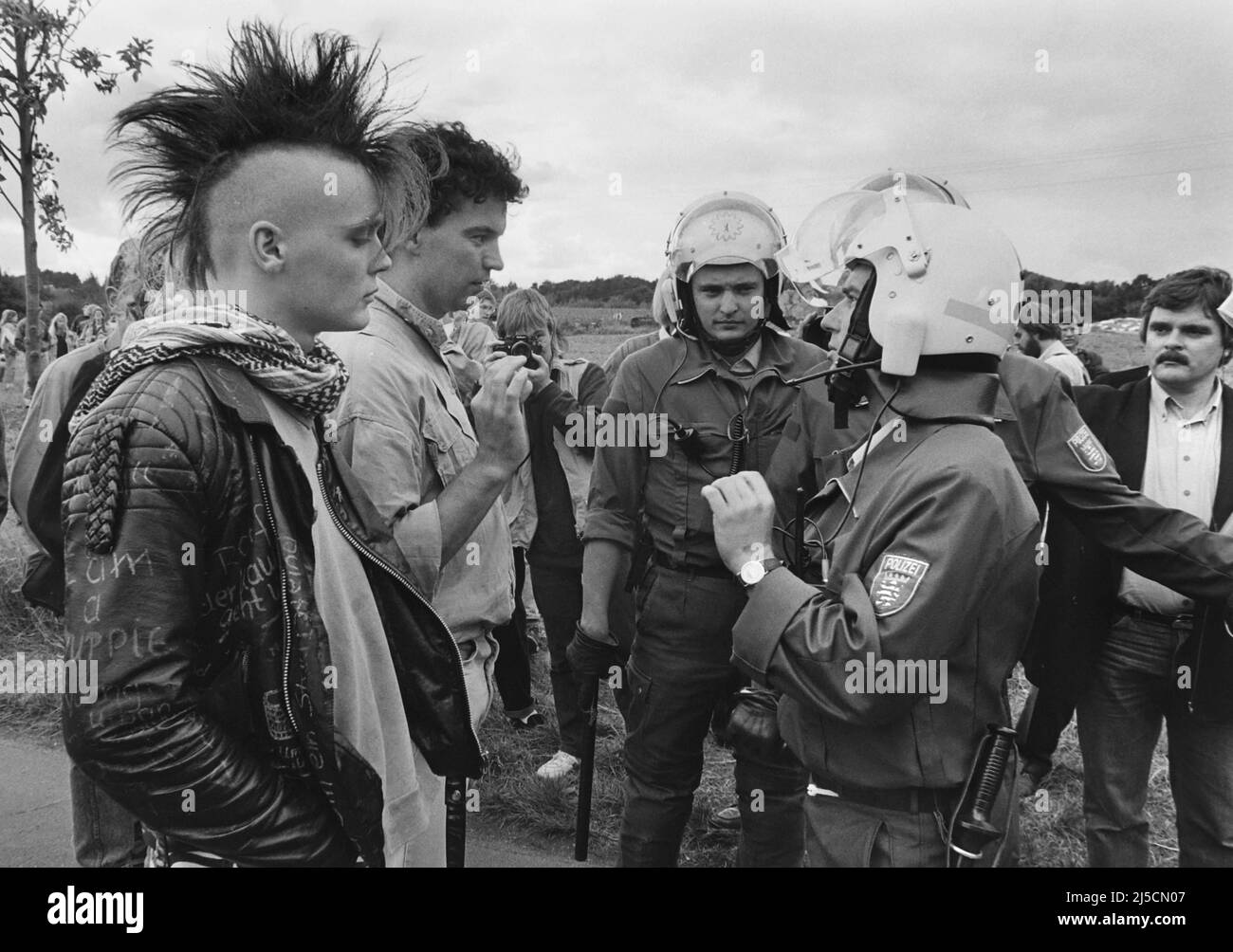 '08.09.1990, Mendig, DEU, 08.09.1990 - Punks talk to police officers during a demonstration against the party congress of the right-wing radical party ''Die Republikaner''. [automated translation]' Stock Photo