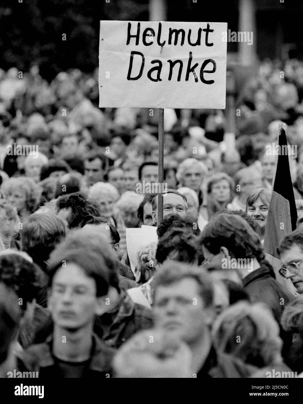 'Dresden, DEU, 09/16/1990 - Supporters of German Chancellor Helmut Kohl hold up a sign reading ''Helmut, thank you'' before the start of a CDU election campaign rally in Dresden. [automated translation]' Stock Photo