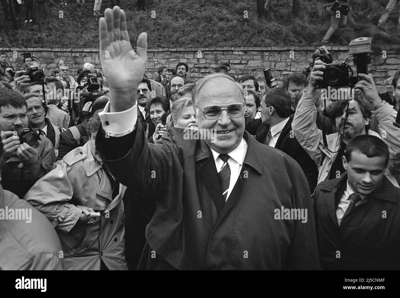 Erfurt, DEU, 08.04.1991 - Chancellor Helmut Kohl and his wife Hannelore bathing in the crowd in Erfurt. [automated translation] Stock Photo