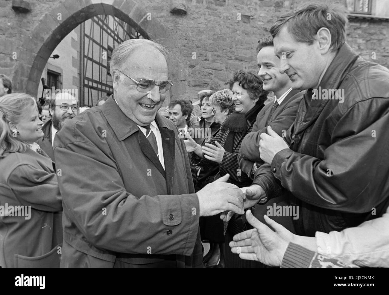 Erfurt, DEU, 08.04.1991 - Chancellor Helmut Kohl and his wife Hannelore bathing in the crowd in Erfurt. [automated translation] Stock Photo