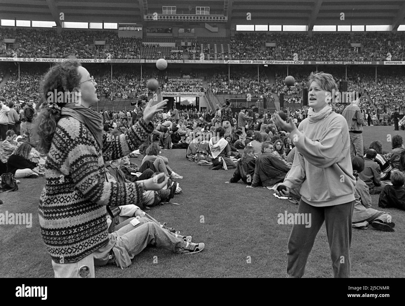 'Gelsenkirchen, DEU, 09.06.1991 - Closing service of the 24th German Protestant Church Congress in Gelsenkirchen Park Stadium.... The church congress took place from June 5 to 9, 1991 in the Ruhr area under the motto ''God's Spirit frees us to live''. It was the first church congress after the reunification. [automated translation]' Stock Photo