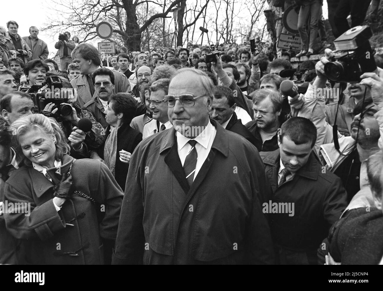 Erfurt, DEU, 08.04.1991 - Chancellor Helmut Kohl and his wife Hannelore bathing in the crowd in Erfurt. [automated translation] Stock Photo