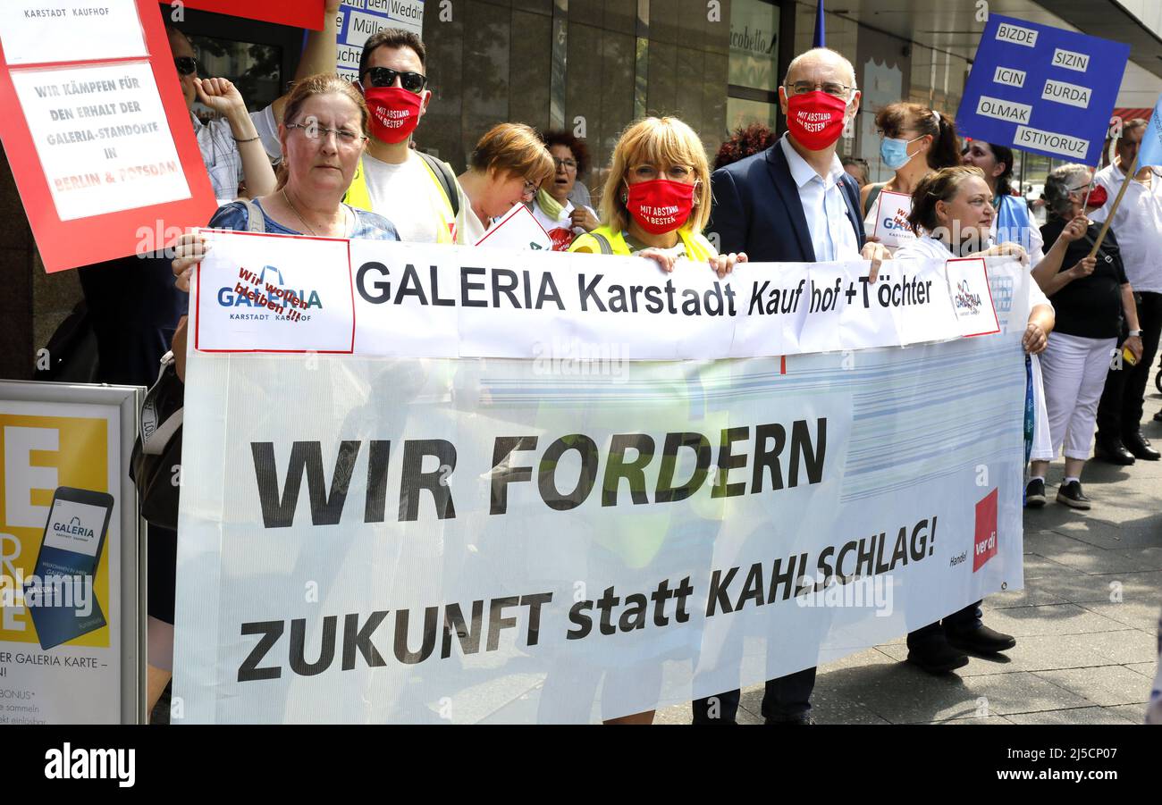 Berlin, DEU, 26.06.2020 - Employees of the Galeria Karstadt Kaufhof store on Berlin's Muellerstrasse demonstrate against the closure. Galeria Karstadt Kaufhof wants to close 62 department stores in Germany, plus 20 Karstadt Sports stores. [automated translation] Stock Photo