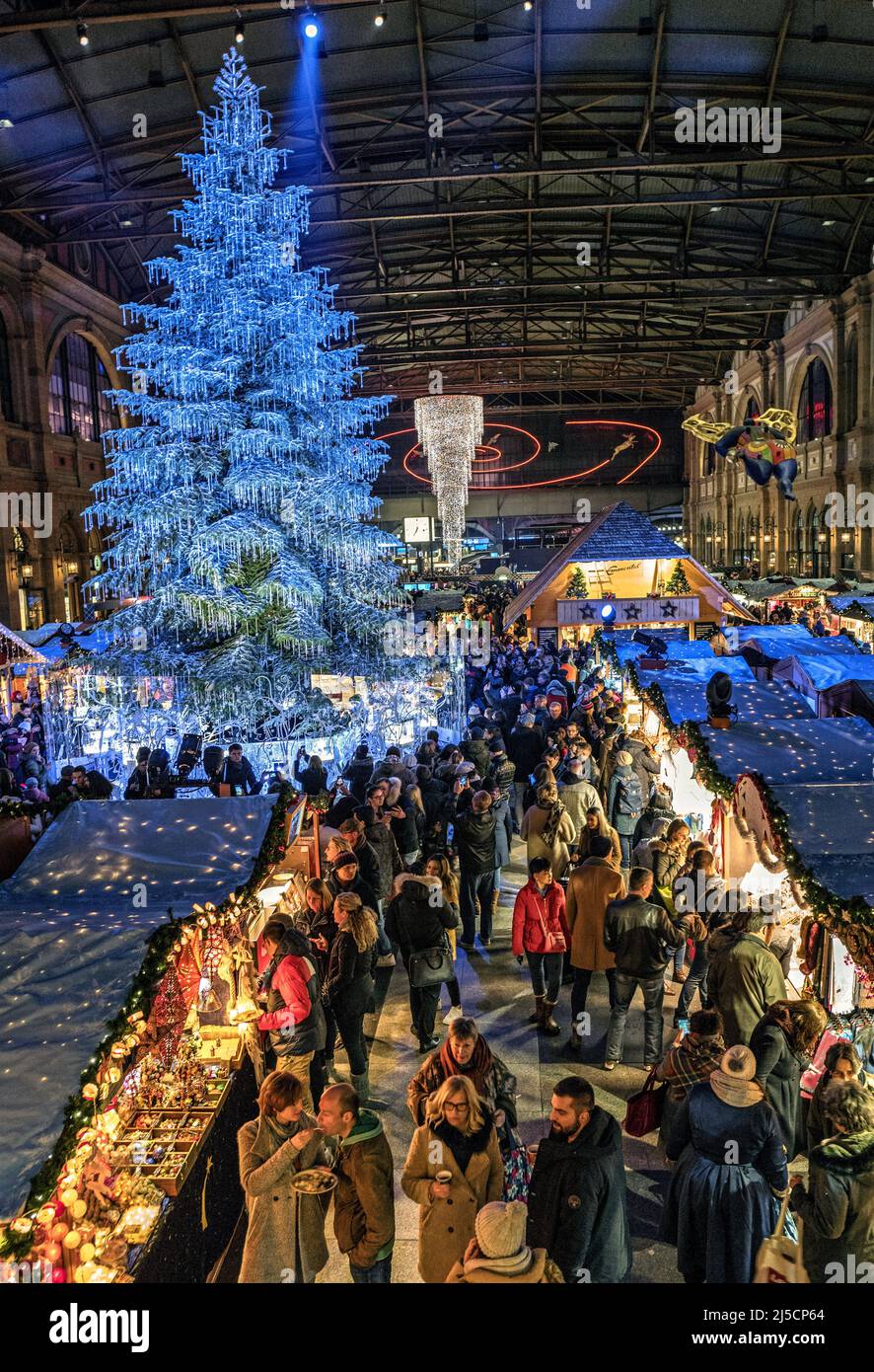 Switzerland, Zuerich 30.11.2019. Christmas market at Zurich main station on 30.11.2019. [automated translation] Stock Photo
