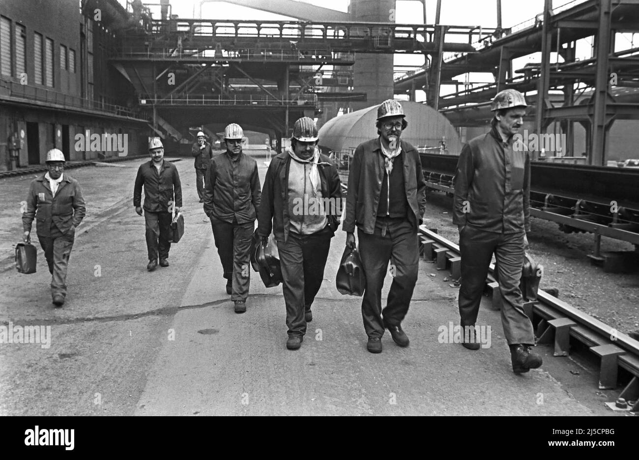 Essen, 11/17/85, JE - Feierabend, workers of the Zollverein coking plant leave their workplaces at the end of the shift. The coking plant was shut down in 1993. Together with the Zollverein colliery, the former coking plant was declared a World Heritage Site by UNESCO in 2001. [automated translation] Stock Photo