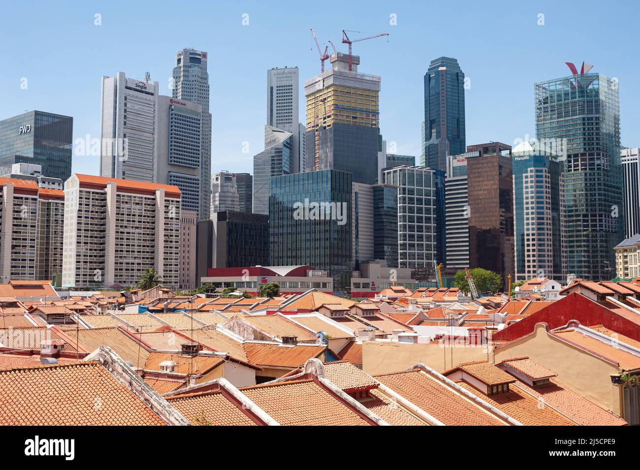 06.07.2020, Singapore, Republic of Singapore, Asia - An elevated view over the roofs of traditional shophouses in Chinatown with the skyscrapers of the business district in the background. After the lifting of curfew, during which most shops closed for over two months amid the Corona pandemic (Covid-19) and public life was severely restricted, the city-state is slowly getting used to the new normal. [automated translation] Stock Photo